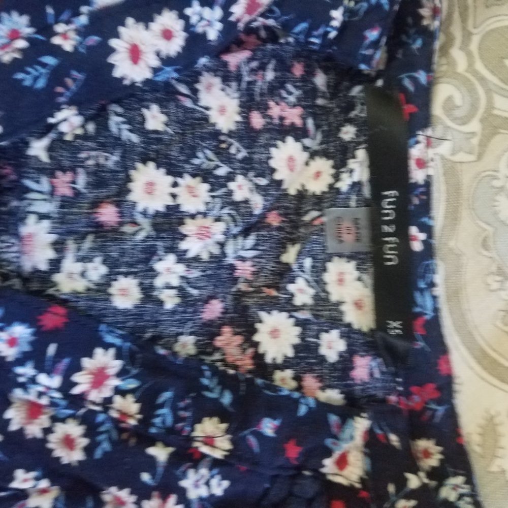 Flower-patterned blouse - Picture 2 of 3